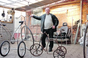 Умелец создает велосипеды из швейных машинок